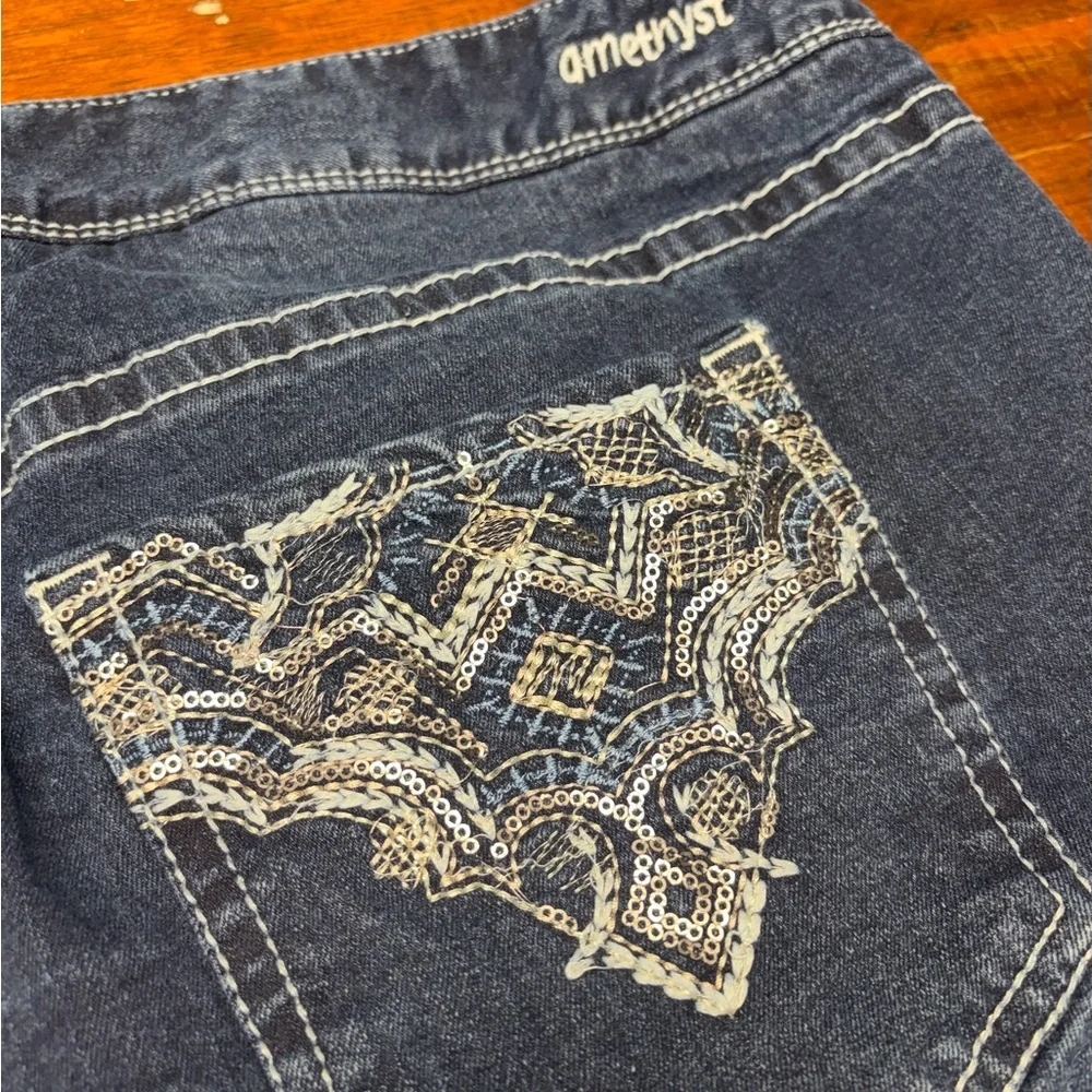Amethyst Jeans Dark Wash Frayed‎ Hem Shorts - Picture 6 of 7